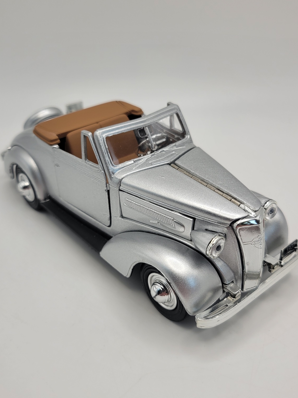 1937 Chevy Cabriolet Model National Motor Museum 1:32 Silver Opening Doors Hood